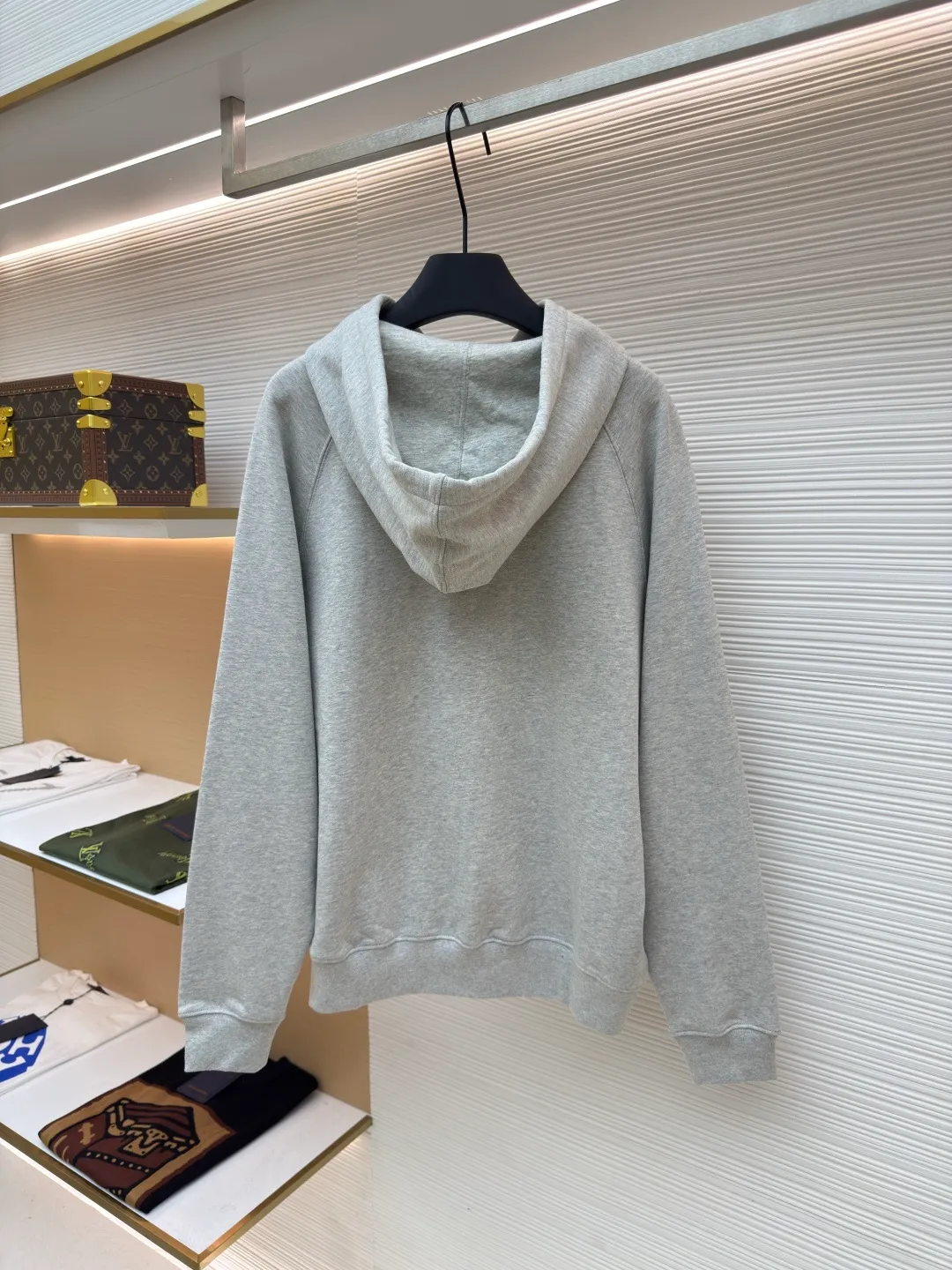 LOUIS VUITTON hooded sweatshirt with diamond letters ●Original version: Purchased and developed for 12999 ●Item number: 1680721-A75 ●Fabric: Pure cotton fish scale base fabric ●Technology: Decorated with rhinestone brand elements ●Version: Fitted version ●Weight: about 660 grams ●Size: S-M-L-XL ●Description: The fabric is made of 16S double yarn + 10S fish scale bottom brushed fabric, 380g, with 26S double yarn rib fabric 470g. The terry terry sweatshirt is composed of a veil, binding yarn and base yarn. Taking into account both breathability and comfort, the overall design is light, comfortable and has a good silhouette. It is characterized by soft feel, solid texture, and excellent extensibility, elasticity, wrinkle resistance, and hygroscopicity. Enlarge the classic letter rhinestone as a decorative element to enhance the sense of luxury and recognition. The surface is densely inlaid with rhinestones, forming a bright halo; the three-dimensional convex inlay effect enhances the visual impact. Rhinestone is a man-made gemstone that enhances the sophistication of designs with its sparkling luster. Laineite is a synthetic gemstone with high transparency and luster, creating a sparkling and three-dimensional print effect. The number and position of the particles on the plate are exactly the same, so that the graphics remain consistent with the original renderings. Precisely positioned laser engraving ensures a symmetrical arrangement of rhinestones; high temperature embeds the rhinestones on the surface of the fabric to increase firmness. The overall wiring is straight and delicate, the fabric is comfortable and soft, and the color is consistent without color difference. It can be matched with the same style to create a fashionable look and control various occasions. Customized accessories, complete with three standards, same style for men and women!